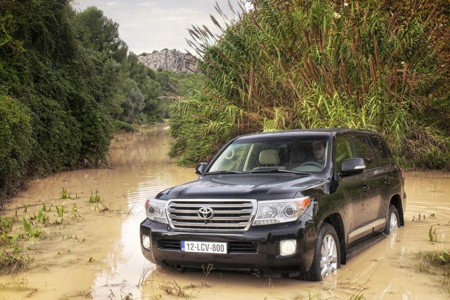  Toyota Land Cruiser 200 2012 года  (фото 9 из 48)